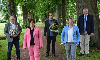 Stehen für die Landesgartenschau in Höxter: Heinrich Sperling, Claudia Koch, Jan Holsteg, Manuela Puls undDaniel Hartmann. - Thomas Kube Stehen für die Landesgartenschau in Höxter: Heinrich Sperling, Claudia Koch, Jan Holsteg, Manuela Puls undDaniel Hartmann. - Thomas Kube