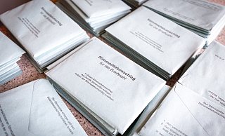 Obwohl erst am 26. September Wahltag ist, haben schon jetzt viele Bürger ihre Kreuze gemacht. Die Briefwahl wird in Corona-Zeiten intensiv genutzt. - Niklas Tüns Obwohl erst am 26. September Wahltag ist, haben schon jetzt viele Bürger ihre Kreuze gemacht. Die Briefwahl wird in Corona-Zeiten intensiv genutzt. - Niklas Tüns