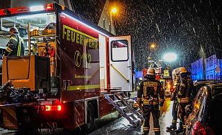 Ein Kellerbrand ruft am Samstagabend die Einsatzkräfte nach Gadderbaum. - Paul Brinkmann Ein Kellerbrand ruft am Samstagabend die Einsatzkräfte nach Gadderbaum. - Paul Brinkmann