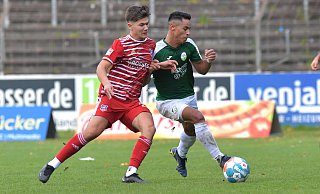 Allan Firmino Dantas (r.) war einer der schnellen Spieler des FC Gütersloh, der gegen Tabellenführer Bövinghausen eine Galavorstellung ablieferte. - Jens Dünhölter Allan Firmino Dantas (r.) war einer der schnellen Spieler des FC Gütersloh, der gegen Tabellenführer Bövinghausen eine Galavorstellung ablieferte. - Jens Dünhölter
