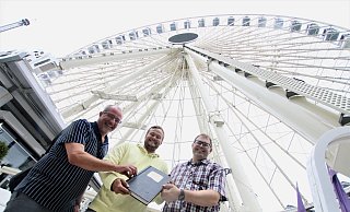 Mit den Unterlagen zur Abnahme am "Europarad" von Willi Kipp (Mitte) sind Marktmeister Matthias Amediek (r.) und Bernd Rosenberger, stellvertretender Leiter des Bauordnungsamtes, zufrieden. - Rajkumar Mukherjee Mit den Unterlagen zur Abnahme am "Europarad" von Willi Kipp (Mitte) sind Marktmeister Matthias Amediek (r.) und Bernd Rosenberger, stellvertretender Leiter des Bauordnungsamtes, zufrieden. - Rajkumar Mukherjee