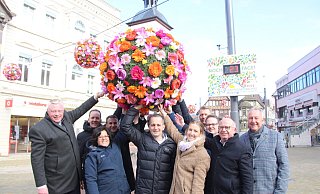 Beteiligte und Sponsoren präsentieren die Blumenbälle für die Innenstadt. - Burkhard Battran Beteiligte und Sponsoren präsentieren die Blumenbälle für die Innenstadt. - Burkhard Battran