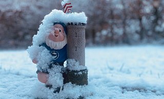In diesem Bielefelder Garten bedeckt der Schnee einen Gartenzwerg. - Eike J. Horstmann In diesem Bielefelder Garten bedeckt der Schnee einen Gartenzwerg. - Eike J. Horstmann