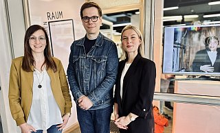 Der erste #Tapetenwechsel in der Friedenstraße: Die City-Managerinnen Desirée Lukowski (l.) und Julia Neuhaus sowie HSBI-Dozent Adrian Sauer von der Foto-Fakultät bei der Eröffnung der Ausstellung "Zwischenraum". - Stefan Becker Der erste #Tapetenwechsel in der Friedenstraße: Die City-Managerinnen Desirée Lukowski (l.) und Julia Neuhaus sowie HSBI-Dozent Adrian Sauer von der Foto-Fakultät bei der Eröffnung der Ausstellung "Zwischenraum". - Stefan Becker
