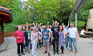 Christian Eisentraut hat seine Frau Julia in den Arm genommen. Sie ist die erste Oerlinghauser Grüne, die in den Düsseldorfer Landtag einzieht. Ihre Parteifreunde jubeln der Politikerin zu, die seit der Kommunalwahl 2020 im Stadtrat der Bergstadt sitzt. - Gunter Held Christian Eisentraut hat seine Frau Julia in den Arm genommen. Sie ist die erste Oerlinghauser Grüne, die in den Düsseldorfer Landtag einzieht. Ihre Parteifreunde jubeln der Politikerin zu, die seit der Kommunalwahl 2020 im Stadtrat der Bergstadt sitzt. - Gunter Held