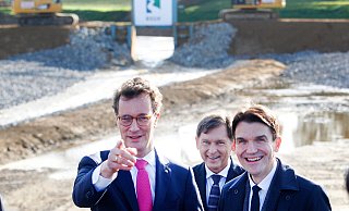 Der nordrhein-westfälische Ministerpräsident Hendrik Wüst (CDU), Frank Dudda, Aufsichtsratsvorsitzender der Emschergenossenschaft, und Uli Paetzel, Vorstandsvorsitzender der Emschergenossenschaft, (v.l) weihen die neue Emschermündung in den Rhein ein. Bisher stürzt das Emscherwasser an einem Mündungsbauwerk in Dinslaken rund fünf Meter tief in den Rhein. Dadurch konnten Fische nicht stromaufwärts schwimmen. Mit der Renaturierung der Emscher wird der Höhenunterschied nun in einer Auenlandschaft sanft ausgeglichen, die Mündung wurde um rund 500 Meter nach Norden verlegt. - dpa Der nordrhein-westfälische Ministerpräsident Hendrik Wüst (CDU), Frank Dudda, Aufsichtsratsvorsitzender der Emschergenossenschaft, und Uli Paetzel, Vorstandsvorsitzender der Emschergenossenschaft, (v.l) weihen die neue Emschermündung in den Rhein ein. Bisher stürzt das Emscherwasser an einem Mündungsbauwerk in Dinslaken rund fünf Meter tief in den Rhein. Dadurch konnten Fische nicht stromaufwärts schwimmen. Mit der Renaturierung der Emscher wird der Höhenunterschied nun in einer Auenlandschaft sanft ausgeglichen, die Mündung wurde um rund 500 Meter nach Norden verlegt. - dpa