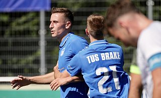 Das 1:0 für Brake ist gefallen: Torschütze Norick Epke jubelt gemeinsam mit seinem Kollegen Daniel Kuchorz (Nr. 21). - Peter Unger Das 1:0 für Brake ist gefallen: Torschütze Norick Epke jubelt gemeinsam mit seinem Kollegen Daniel Kuchorz (Nr. 21). - Peter Unger