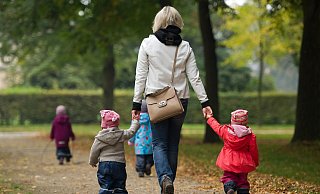 Tagesmütter kümmern sich oft um mehrere Kinder gleichzeitig - und sind eine willkommene Alternative zur klassischen Kita. In Löhne sollen ihre Arbeitsbedingungen nun deutlich verbessert werden. - picture alliance / ZB Tagesmütter kümmern sich oft um mehrere Kinder gleichzeitig - und sind eine willkommene Alternative zur klassischen Kita. In Löhne sollen ihre Arbeitsbedingungen nun deutlich verbessert werden. - picture alliance / ZB