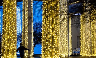 Die weihnachtlichen Lichter verleihen den Säulen der Wandelhalle im Kurpark einen ganz neuen Charakter. - Lino Mirgeler Die weihnachtlichen Lichter verleihen den Säulen der Wandelhalle im Kurpark einen ganz neuen Charakter. - Lino Mirgeler