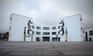 Wo sonst eine große Tanne den Findeisenplatz schmückte, herrscht in diesem Jahr gähnende Leere. Nur der Schmuck an der Musikschule erinnert an das bevorstehende Weihnachtsfest. - Felix Eisele Wo sonst eine große Tanne den Findeisenplatz schmückte, herrscht in diesem Jahr gähnende Leere. Nur der Schmuck an der Musikschule erinnert an das bevorstehende Weihnachtsfest. - Felix Eisele
