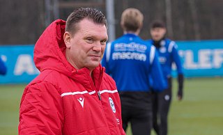 Uwe Koschinat ist neuer Trainer von Arminia Bielefeld. Bereits am Donnerstag leitete er seine erste Trainingseinheit beim DSC. - Andreas Zobe Uwe Koschinat ist neuer Trainer von Arminia Bielefeld. Bereits am Donnerstag leitete er seine erste Trainingseinheit beim DSC. - Andreas Zobe