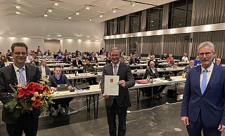 Markus Tempelmann (l.) ist ab 1. Januar Beigeordneter der Stadt Paderborn. Er löst als Finanzdezernent Bernhard Hartmann (r.) ab. Die Ernennungsurkunde überreichte Bürgermeister Michael Dreier. - Stadt Paderborn Markus Tempelmann (l.) ist ab 1. Januar Beigeordneter der Stadt Paderborn. Er löst als Finanzdezernent Bernhard Hartmann (r.) ab. Die Ernennungsurkunde überreichte Bürgermeister Michael Dreier. - Stadt Paderborn