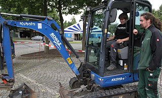 Manuel Kollmeier staunt, wie gut Niklas den Mini-Bagger steuern kann. - Klaus Frensing Manuel Kollmeier staunt, wie gut Niklas den Mini-Bagger steuern kann. - Klaus Frensing