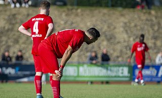 Enttäuschte Spieler mit hängenden Köpfen: Zu oft mussten die Fußballer des VfB Fichte in der Westfalenliga als Verlierer vom Platz. - Joel Beinke Enttäuschte Spieler mit hängenden Köpfen: Zu oft mussten die Fußballer des VfB Fichte in der Westfalenliga als Verlierer vom Platz. - Joel Beinke