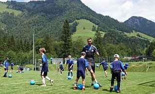 Ex-Profi Christian Strohdiek leitet auf der Sportanlage des SV Walchsee das Training im SCP-Kicker-Camp, an dem mehr als 60 Mädchen und Jungen teilnehmen. - SC Paderborn 07 Ex-Profi Christian Strohdiek leitet auf der Sportanlage des SV Walchsee das Training im SCP-Kicker-Camp, an dem mehr als 60 Mädchen und Jungen teilnehmen. - SC Paderborn 07