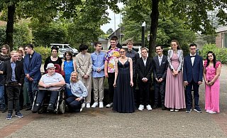 26 Schülerinnen und Schüler aus zwei Klassen haben gestern an der Schule am Weserbogen ihre Abschlusszeugnisse bekommen. Foto: Schule am Weserbogen - Elke Niedringhaus-Haasper 26 Schülerinnen und Schüler aus zwei Klassen haben gestern an der Schule am Weserbogen ihre Abschlusszeugnisse bekommen. Foto: Schule am Weserbogen - Elke Niedringhaus-Haasper