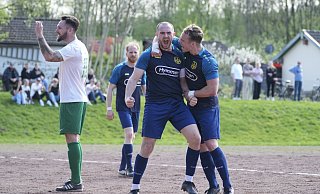 Zusammen mit Vitaliy Kulpa (Hintergrund) und Matti Becker (rechts) jubelt Yannick Jerrentrup über seinen Treffer für die Spvg. Heepen zum 2:0 gegen Oldentrup. - Peter Unger Zusammen mit Vitaliy Kulpa (Hintergrund) und Matti Becker (rechts) jubelt Yannick Jerrentrup über seinen Treffer für die Spvg. Heepen zum 2:0 gegen Oldentrup. - Peter Unger