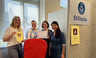 Große Freude bei den Kooperationspartnerinnen (v. l. n. r.): Maike Husemann und Stephanie Kosiek der ProFamilia-Beratungsstelle Bünde, Laura Wagner, Leiterin der Stadtbücherei und Gleichstellungsbeauftragte Lydia Ercan bei der Übergabe der Urkunde. - Danielle Dörsing Große Freude bei den Kooperationspartnerinnen (v. l. n. r.): Maike Husemann und Stephanie Kosiek der ProFamilia-Beratungsstelle Bünde, Laura Wagner, Leiterin der Stadtbücherei und Gleichstellungsbeauftragte Lydia Ercan bei der Übergabe der Urkunde. - Danielle Dörsing