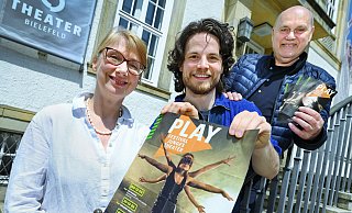 Sie sind froh, nach der Coronapause wieder ein analoges „Play!“-Festival mit „echten Begegnungen echter Menschen“ anbieten zu können: Theaterpädagogin Martina Breinlinger, Schauspieler Jan Hille und Intendant Michael Heicks (von links). - Barbara Franke Sie sind froh, nach der Coronapause wieder ein analoges „Play!“-Festival mit „echten Begegnungen echter Menschen“ anbieten zu können: Theaterpädagogin Martina Breinlinger, Schauspieler Jan Hille und Intendant Michael Heicks (von links). - Barbara Franke