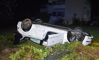 Ein Bielefelder Autofahrer überschlug sich mit seinem Tesla in der Nacht zu Freitag und landete im niedersächsischen Bad Eilsen in einem Garten. - Polizei Bad Eilsen Ein Bielefelder Autofahrer überschlug sich mit seinem Tesla in der Nacht zu Freitag und landete im niedersächsischen Bad Eilsen in einem Garten. - Polizei Bad Eilsen