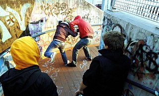 Prügeleien unter Minderjährigen kommt immer häufiger vor. Manchmal gehen sie schlimm aus – besonders wenn Waffen zum Einsatz kommen. - picture alliance / Photoshot Prügeleien unter Minderjährigen kommt immer häufiger vor. Manchmal gehen sie schlimm aus – besonders wenn Waffen zum Einsatz kommen. - picture alliance / Photoshot