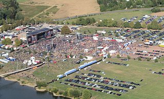 Ausnahmezustand auf Kanzlers Weide: Wie bei dem Konzert der Toten Hosen im Jahr 2018 werden diesmal binnen einer Woche gleich zweimal jeweils 40.000 Menschen direkt an der Weser erwartet. - Stadt Minden Ausnahmezustand auf Kanzlers Weide: Wie bei dem Konzert der Toten Hosen im Jahr 2018 werden diesmal binnen einer Woche gleich zweimal jeweils 40.000 Menschen direkt an der Weser erwartet. - Stadt Minden