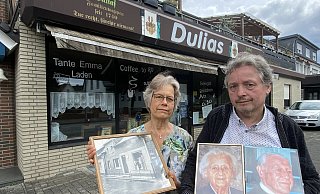 Mit dem Foto vom alten Geschäft an der Achtermannstraße sowie den Portraits der Eltern Heinrich und Thea stehen Ilona und Burkhard Dulias vor ihrem Laden. Dieser ist im „Kiez“ im Rövekamp ein Treffpunkt für viele Menschen gewesen. - Burkhard Hoeltzenbein Mit dem Foto vom alten Geschäft an der Achtermannstraße sowie den Portraits der Eltern Heinrich und Thea stehen Ilona und Burkhard Dulias vor ihrem Laden. Dieser ist im „Kiez“ im Rövekamp ein Treffpunkt für viele Menschen gewesen. - Burkhard Hoeltzenbein