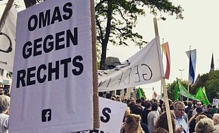 Mit Plakaten: Omas gegen Rechts protestieren gegen den Auftritt von AfD-Chef Alexander Gauland in der Paderborner Innenstadt Mitte Juni. - (Archivbild): Omas gegen Rechts Paderborn Mit Plakaten: Omas gegen Rechts protestieren gegen den Auftritt von AfD-Chef Alexander Gauland in der Paderborner Innenstadt Mitte Juni. - (Archivbild): Omas gegen Rechts Paderborn