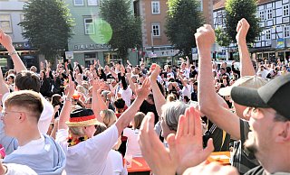 Die Hände zum Himmel - wie hier beim Public Viewing auf dem Warburger Neustadt-Marktplatz. - Simone Flörke Die Hände zum Himmel - wie hier beim Public Viewing auf dem Warburger Neustadt-Marktplatz. - Simone Flörke