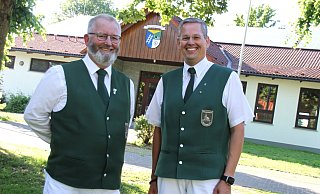 Bernd Unruhe (links) ist seit 50 Jahren Mitglied im Sommerseller Spielmannszug – ein Rekord. Das freut auch den Vereinsvorsitzenden Christian Pamme. Im örtlichen Dorfgemeinschaftshaus üben sie regelmäßig mit rund 30 weiteren Spielern ihre Lieder. Fotos (3): Madita Schellenberg - Madita Schellenberg Bernd Unruhe (links) ist seit 50 Jahren Mitglied im Sommerseller Spielmannszug – ein Rekord. Das freut auch den Vereinsvorsitzenden Christian Pamme. Im örtlichen Dorfgemeinschaftshaus üben sie regelmäßig mit rund 30 weiteren Spielern ihre Lieder. Fotos (3): Madita Schellenberg - Madita Schellenberg