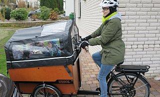 Tagesmutter Vanessa Müller war gerne und viel mit ihren Kindern auf ihrem Lastenrad von Babboe unterwegs. Nun ist sie gezwungen, es stehen zu lassen. - Sabine Müller Tagesmutter Vanessa Müller war gerne und viel mit ihren Kindern auf ihrem Lastenrad von Babboe unterwegs. Nun ist sie gezwungen, es stehen zu lassen. - Sabine Müller