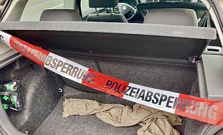 Ein Geschwisterpaar erschrickt, als ein Supermarktkunde seine Kofferraumklappe öffnete. Sie haben etwas gesehen, was sie nicht glauben konnten. - Symbolfoto: Jens Reichenbach Ein Geschwisterpaar erschrickt, als ein Supermarktkunde seine Kofferraumklappe öffnete. Sie haben etwas gesehen, was sie nicht glauben konnten. - Symbolfoto: Jens Reichenbach