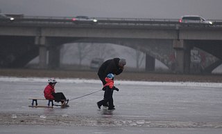 Zahlreiche Menschen haben mit Schlittschuhen die vom Hochwasser gefluteten Weserwiesen in Rehme erkundet. Einige waren offenbar auch mit dem Auto auf dem Eis. - Ulf Hanke Zahlreiche Menschen haben mit Schlittschuhen die vom Hochwasser gefluteten Weserwiesen in Rehme erkundet. Einige waren offenbar auch mit dem Auto auf dem Eis. - Ulf Hanke
