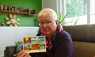 Im heimischen Wohnzimmer: Annette Aßbrock, mit einer Grußkarte, die nach 18 Jahren ihr Ziel fand. - Thorsten Mailänder Im heimischen Wohnzimmer: Annette Aßbrock, mit einer Grußkarte, die nach 18 Jahren ihr Ziel fand. - Thorsten Mailänder