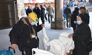Für jeden Teilnehmenden gab es einen "Weihnachtsbeutel" mit nützlichen und leckeren Geschenken. - Pressebüro Flüter Für jeden Teilnehmenden gab es einen "Weihnachtsbeutel" mit nützlichen und leckeren Geschenken. - Pressebüro Flüter
