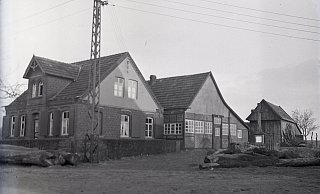 Das Foto zeigt Haus und Werkstatt des einstigen Stellmachers Martin Schiermeier in Espeln. Heute ist dort der Betrieb Landmaschinen Bernhard Schiermeier untergebracht. - Stadt- und Kreisarchiv Paderborn Das Foto zeigt Haus und Werkstatt des einstigen Stellmachers Martin Schiermeier in Espeln. Heute ist dort der Betrieb Landmaschinen Bernhard Schiermeier untergebracht. - Stadt- und Kreisarchiv Paderborn