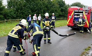 Einsatzkräfte der Feuerwehr Lichtenau bauen einen Löschangriff auf. Landrat Christoph Rüther, Kreisbrandmeister Elmar Keuter und Brandoberrat Michael Beivers (hinten, v. l.) schauen ihnen zu. - © 2021 Ralph Meyer. All rights reserved Einsatzkräfte der Feuerwehr Lichtenau bauen einen Löschangriff auf. Landrat Christoph Rüther, Kreisbrandmeister Elmar Keuter und Brandoberrat Michael Beivers (hinten, v. l.) schauen ihnen zu. - © 2021 Ralph Meyer. All rights reserved
