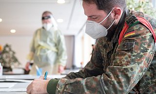Auch im Kreis Höxter unterstützte die Bundeswehr während der Coronapandemie die Kreisverwaltung. Es ist nur eine von zahlreichen Möglichkeiten, wie die Bundeswehr im Krisen- und Katastrophenfall helfen kann. (Symbolbild) - Sebastian Gollnow Auch im Kreis Höxter unterstützte die Bundeswehr während der Coronapandemie die Kreisverwaltung. Es ist nur eine von zahlreichen Möglichkeiten, wie die Bundeswehr im Krisen- und Katastrophenfall helfen kann. (Symbolbild) - Sebastian Gollnow