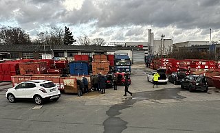 In einer Gemeinschaftsaktion mehrerer Unternehmer werden auf dem Hof der Firma Kottmeyer Transporte Sandsäcke befüllt und kostenlos an Bürger abgegeben. - Michael Scherer In einer Gemeinschaftsaktion mehrerer Unternehmer werden auf dem Hof der Firma Kottmeyer Transporte Sandsäcke befüllt und kostenlos an Bürger abgegeben. - Michael Scherer