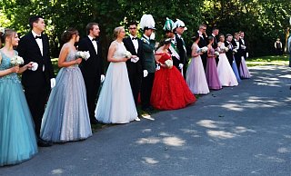 Das Königspaar, Klaudia Maas und Maurizio Schliwinski (v.l.), begleitet vom Hofstaat, Helena Vesper und Lukas Petker, Lena Koch und Tim Arendes, Verena Reiermann und Bastian Koch, Maja Rodenberg und Tobias Schmidt, Antonia Haurand und Aaron Kersting, Lea Ewen und Jonas Zwilling, Alina Jürgens und Dominic Tewes, Milena Köring und Benito Schliwinski sowie Leonie Kukuk und Leonard Wiemers, während der Festansprache Foto: Luna Brinkmann - Luna Brink Das Königspaar, Klaudia Maas und Maurizio Schliwinski (v.l.), begleitet vom Hofstaat, Helena Vesper und Lukas Petker, Lena Koch und Tim Arendes, Verena Reiermann und Bastian Koch, Maja Rodenberg und Tobias Schmidt, Antonia Haurand und Aaron Kersting, Lea Ewen und Jonas Zwilling, Alina Jürgens und Dominic Tewes, Milena Köring und Benito Schliwinski sowie Leonie Kukuk und Leonard Wiemers, während der Festansprache Foto: Luna Brinkmann - Luna Brink