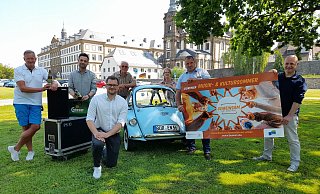 Martin Stich (Bock auf Büren,v.l.), David Haupt (DJ), Fabian Wälter (Westenergie), Karl Glahe (Oldtimerfreunde, mit dem Heinkel Trojan), Marianne Witt-Stuhr (Stadtmarketing), Daniel Engels (Ausschussvorsitzender) und Stefan Friedrich (OWL-Booking) freuen sich auf den Musik- und Kultursommer in Büren. - Stadt Büren Martin Stich (Bock auf Büren,v.l.), David Haupt (DJ), Fabian Wälter (Westenergie), Karl Glahe (Oldtimerfreunde, mit dem Heinkel Trojan), Marianne Witt-Stuhr (Stadtmarketing), Daniel Engels (Ausschussvorsitzender) und Stefan Friedrich (OWL-Booking) freuen sich auf den Musik- und Kultursommer in Büren. - Stadt Büren
