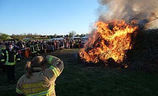 Das Osterfeuer der Dorfgemeinschaft Hunnebrock-Hüffen-Werfen wird umgeschichtet, bevor die Veranstaltung startet. - Katharina Eisele Das Osterfeuer der Dorfgemeinschaft Hunnebrock-Hüffen-Werfen wird umgeschichtet, bevor die Veranstaltung startet. - Katharina Eisele