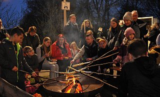 Beim Osterfeuer in Oldinghausen scharen sich viele Kinder und auch Erwachsene um das kleine Lagerfeuer, um Stockbrote zu backen. - STEFANIE BOSS Beim Osterfeuer in Oldinghausen scharen sich viele Kinder und auch Erwachsene um das kleine Lagerfeuer, um Stockbrote zu backen. - STEFANIE BOSS