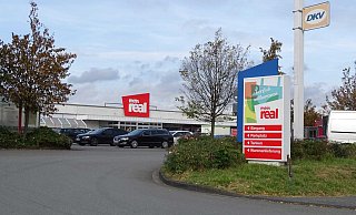 In nicht allzu ferner Zukunft könnte auf dem Gelände des "Mein-Real"-Marktes an der Warburger Straße ein großes Modehaus der Kette Röther entstehen. - Moritz Räker In nicht allzu ferner Zukunft könnte auf dem Gelände des "Mein-Real"-Marktes an der Warburger Straße ein großes Modehaus der Kette Röther entstehen. - Moritz Räker