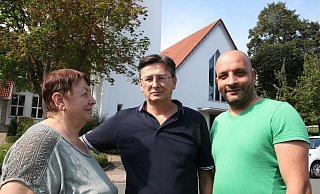 Vitali Giesik (Mitte) kämpft darum, dass seine Mutter in Deutschland bleiben kann und nicht nach Kasachstan abgeschoben wird. Alleine kann sie dort nicht mehr leben. Hussien Khedr vom SPD-Gemeindeverband Hiddenhausen versucht zu helfen. - Susanne Blersch Vitali Giesik (Mitte) kämpft darum, dass seine Mutter in Deutschland bleiben kann und nicht nach Kasachstan abgeschoben wird. Alleine kann sie dort nicht mehr leben. Hussien Khedr vom SPD-Gemeindeverband Hiddenhausen versucht zu helfen. - Susanne Blersch