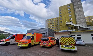 Viel los. Regemäßig stauen sich die Rettungs- und Krankenwagen vor dem St.-Ansgar-Krankenhaus. - Thomas Kube Viel los. Regemäßig stauen sich die Rettungs- und Krankenwagen vor dem St.-Ansgar-Krankenhaus. - Thomas Kube