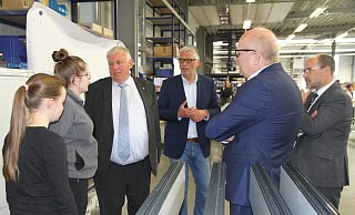 Minister Karl-Josef Laumann im Gespräch mit (v.l.) Praktikantin Jette Meier und Azubi Sofie Köster sowie Firmeninhaber Hans-Werner Luckey, dem Landtagsabgeordneten Bernhard Hoppe-Biermeyer und Bürgermeister Christian Carl. - Johannes Büttner Minister Karl-Josef Laumann im Gespräch mit (v.l.) Praktikantin Jette Meier und Azubi Sofie Köster sowie Firmeninhaber Hans-Werner Luckey, dem Landtagsabgeordneten Bernhard Hoppe-Biermeyer und Bürgermeister Christian Carl. - Johannes Büttner