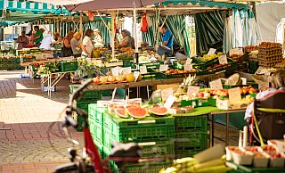 Der Wochenmarkt auf dem Siggi (mittwochs und freitags) ist der zweitgrößte Markt in der Stadt. Aber auch dort ist das Angebot überschaubarer geworden. Andere Märkte in Bielefeld hingegen blieben stabil oder konnten leicht zulegen. - Mike-Dennis Müller / www.mdm.photo Der Wochenmarkt auf dem Siggi (mittwochs und freitags) ist der zweitgrößte Markt in der Stadt. Aber auch dort ist das Angebot überschaubarer geworden. Andere Märkte in Bielefeld hingegen blieben stabil oder konnten leicht zulegen. - Mike-Dennis Müller / www.mdm.photo