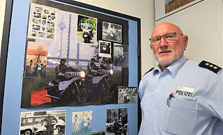 An der Tür im Büro von Rudi Menne auf der Warburger Wache kleben viele Erinnerungen und Bilder aus seiner Dienstzeit – vor allem auf dem Motorrad. - Simone Flörke An der Tür im Büro von Rudi Menne auf der Warburger Wache kleben viele Erinnerungen und Bilder aus seiner Dienstzeit – vor allem auf dem Motorrad. - Simone Flörke