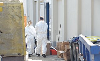 Polizisten in Schutzanzügen sicherten bei der Durchsuchung in Rahden Spuren und Beweismittel. - Joern Spreen-Ledebur Polizisten in Schutzanzügen sicherten bei der Durchsuchung in Rahden Spuren und Beweismittel. - Joern Spreen-Ledebur